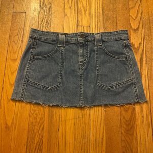 levi’s vintage y2k super lowrise stretch denim jean skirt with pockets size 9